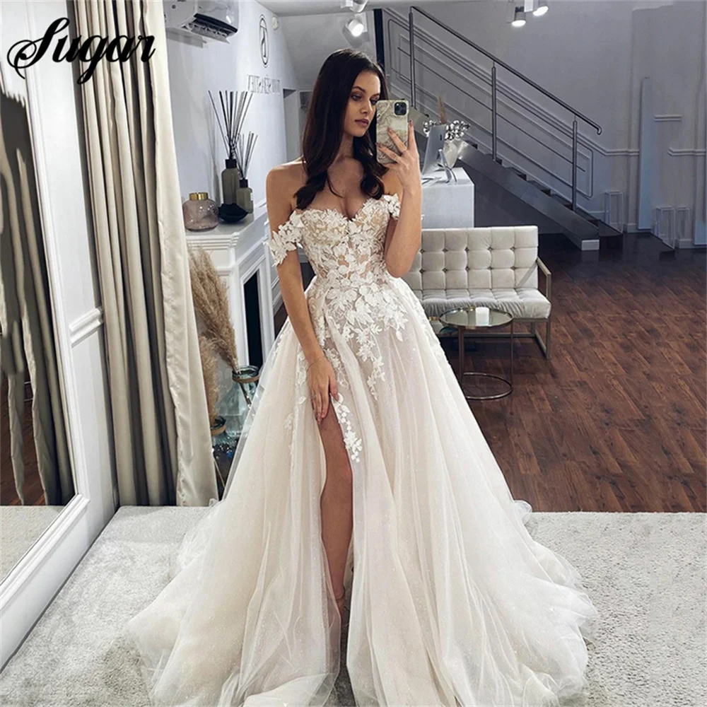 Abito da sposa in pizzo con spalle scoperte scollo a cuore abiti da sposa con spacco.jpg