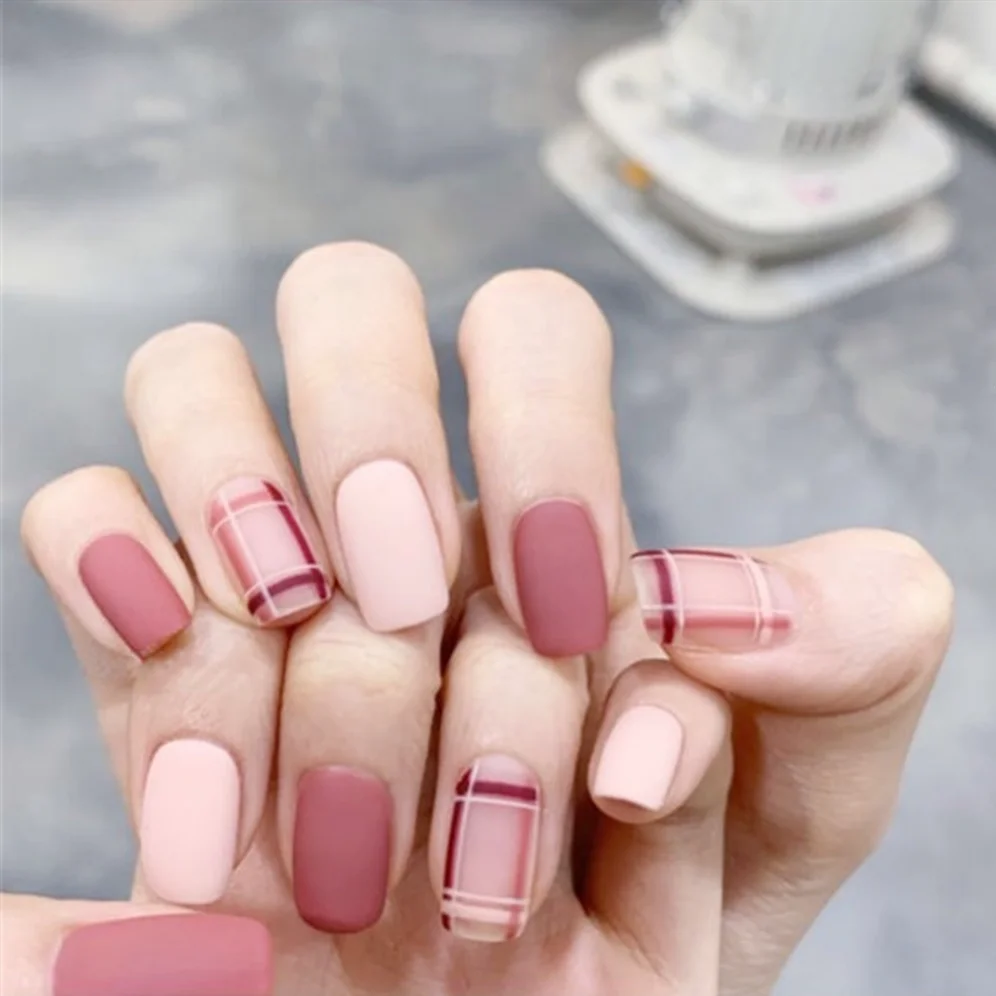 

24Pcs Full Cover Seamless Removable Artificial False Nali of Pink Lattice Frosted Nail Art Fake Nail Ballerina Press-On Nails