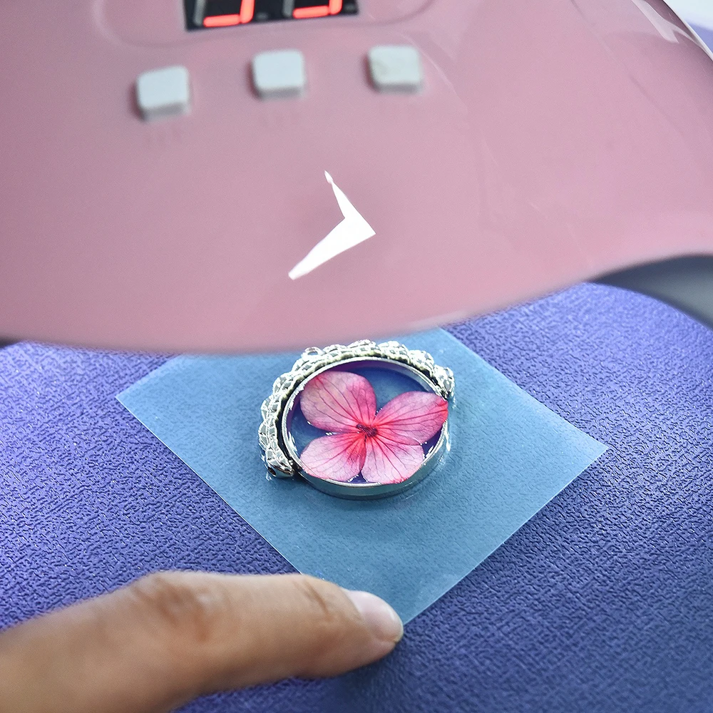 Description Picture 5 of itemHard UV Resin Glue Clear Ultraviolet Curing Quick Drying Epoxy Resin UV Glue DIY Jewelry Making Tools Resin Mold Gel Hardener