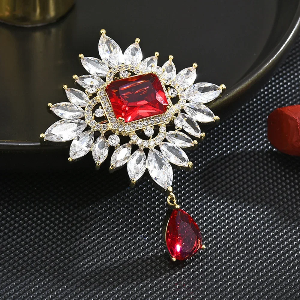 Retro Palace Style Brooch Red Water Drop Crystal Brooches Temperament Jewelry Couple Gift Accessories Banquet Party Corsage