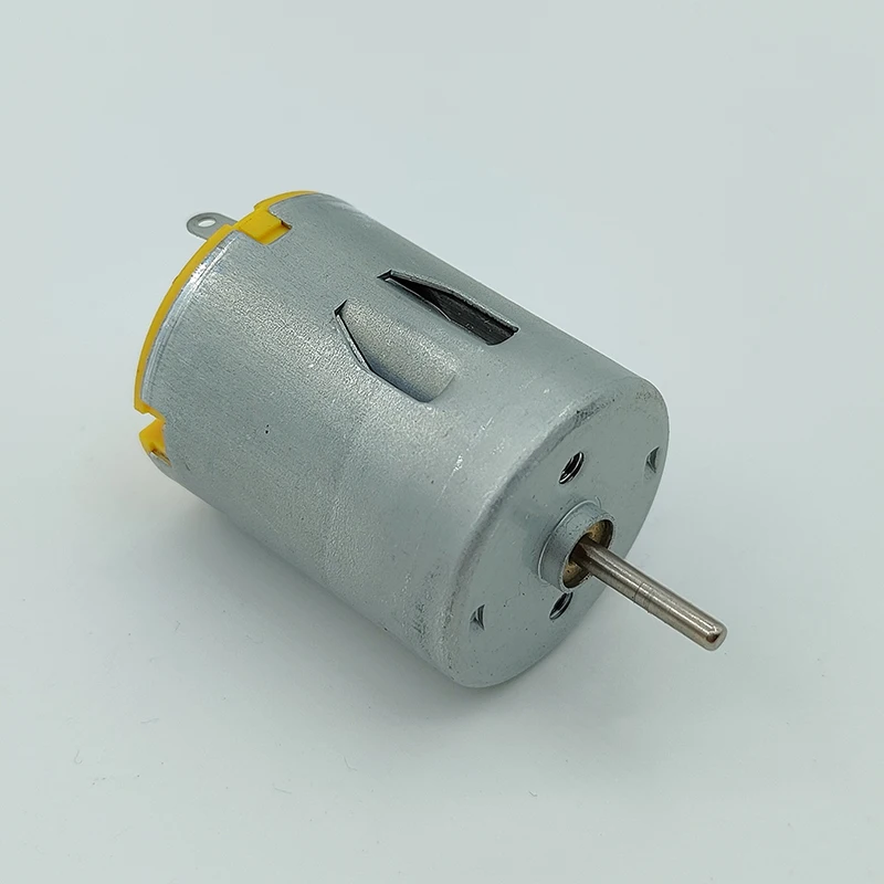 Moteur RC 280SA-20120 à côté d'une règle pour illustrer sa taille compacte