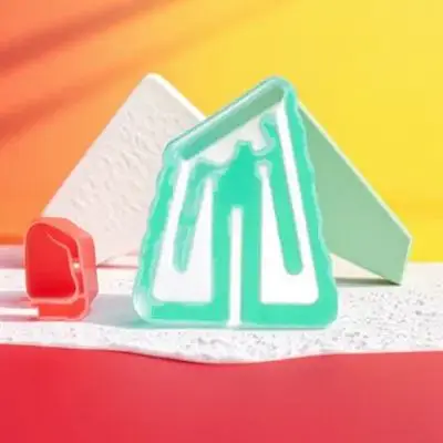 100Pcs 사랑스러운 삼각형 모양의 종이 클립 사무실 학교 홈 DIY 사진 앨범 북마크를위한 편리한 작은 컬러 종이 클립