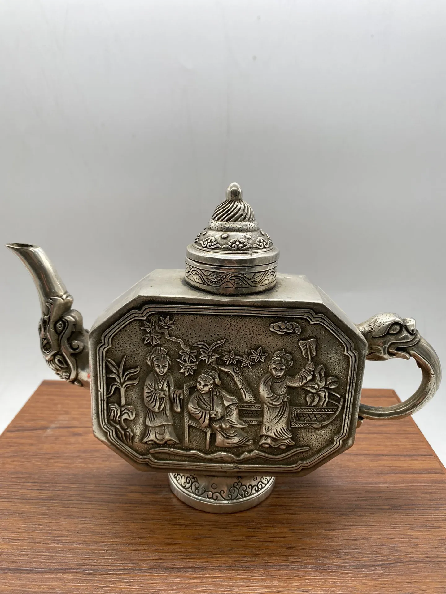 

China Tibet Old Vintage Handwork Ancient ladies pattern pot Teapot metal handicraft home decoration wine pot