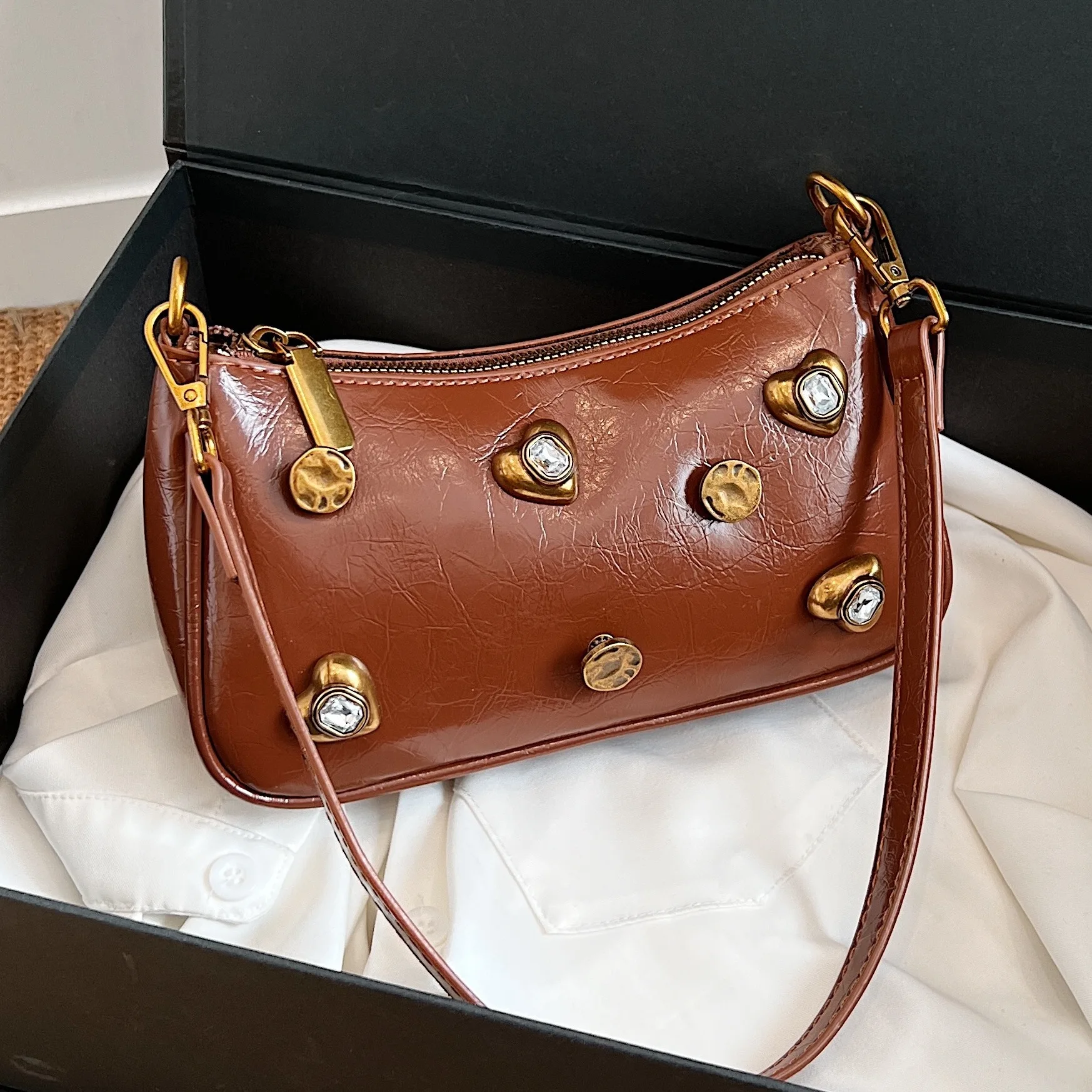 

2024 Корейская маленькая квадратная сумка, женская сумка, новая трендовая Сумка-эмблема на плечо, нишевая сумка, Повседневная сумка через плечо для девушек