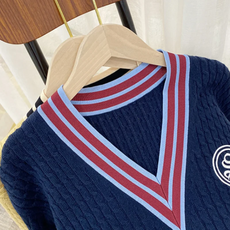 

Пуловер с длинным рукавом, свитер в полоску с V-образным вырезом и логотипом, шерстяная вязаная рубашка, Женская милая свободная осенне-зимняя коллекция 2024 года, в стиле Академии