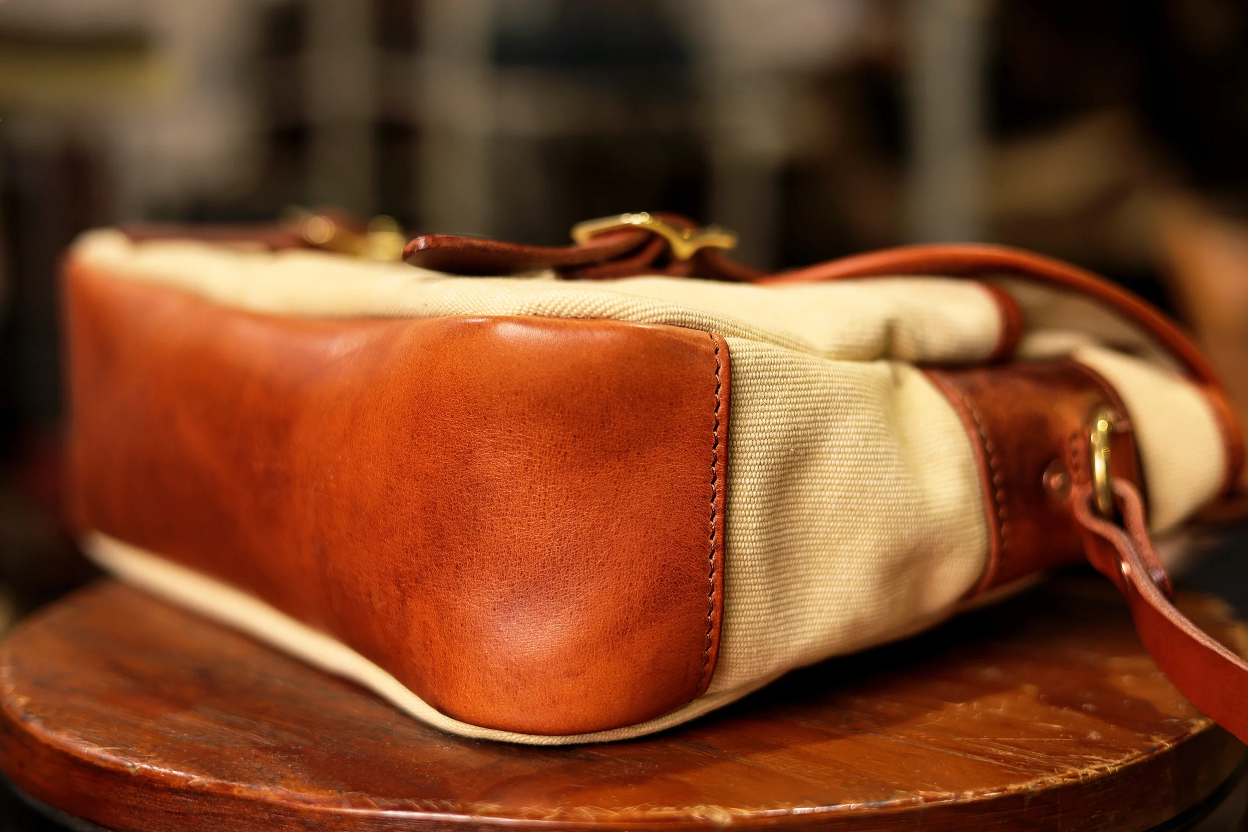 PNDME Vintage handgemachte hochwertige Leinwand erste Schicht Leder Herren Umhängetasche Outdoor-Reisen Luxus Tabletten Umhängetasche – Detail 16
