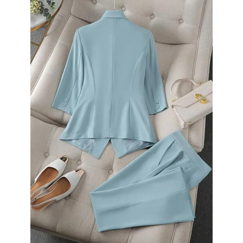 Рисунок 2 - Костюм женский из блейзера и брюк