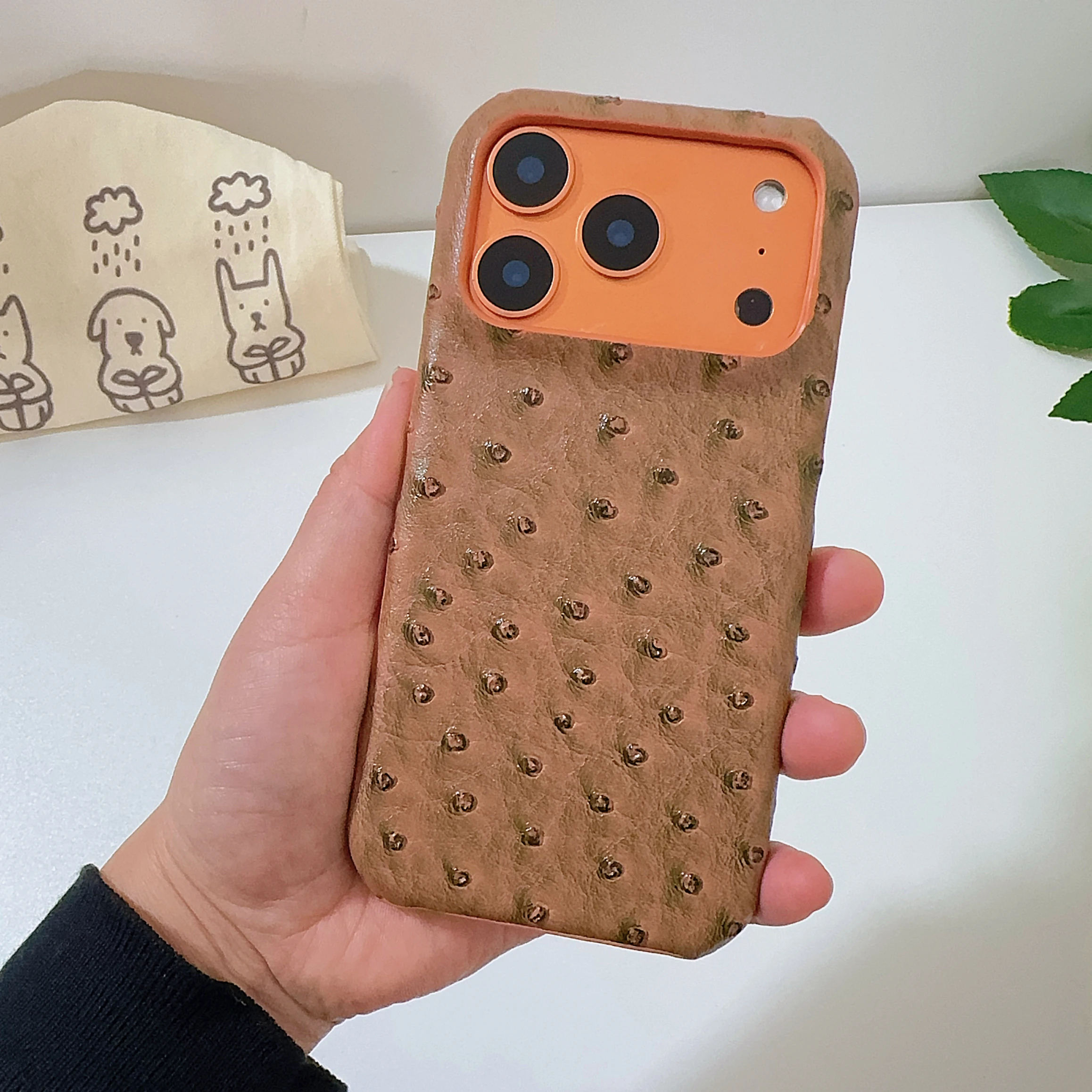 Straußenleder-Optik PU-Lederhülle für iPhone 17 16 15 14 Handyhülle 17 15 14 13 12 11 Pro MAX Stoßfeste Hartschale Rückseite Funda – Detail 5