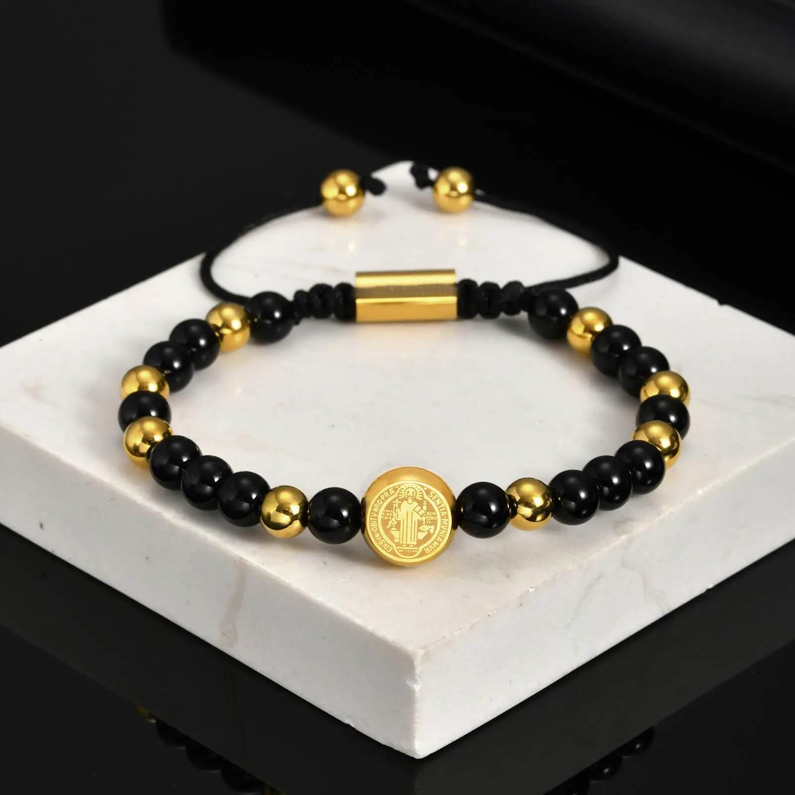Heiliger Benedikt-Perlenarmbänder für Männer und Frauen, goldfarbenes Edelstahl-Armband mit runden Charms, christliches religiöses Schmuckgeschenk – Detail 3