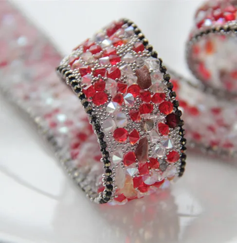 

Красные камни, поделки, бусины, искусственные жемчужины, вышитая кружевная лента, отделка для глажки