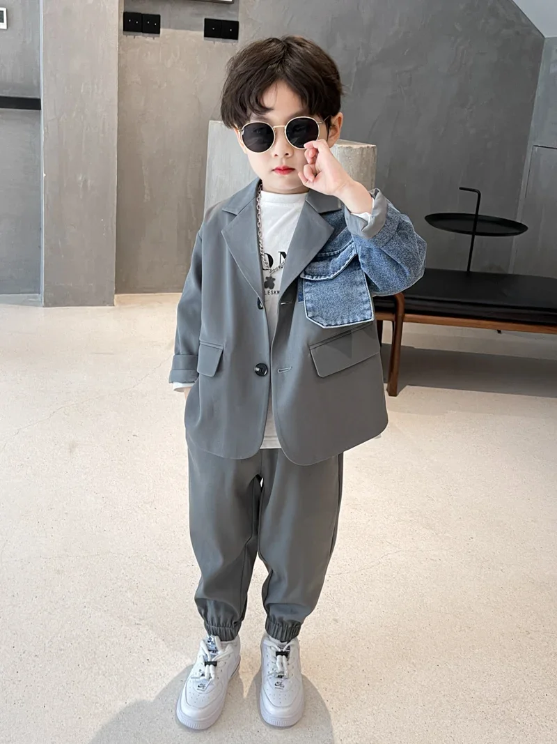 Niño Pequeño Elegante En Gafas De Sol Y Ropa De Moda Moda Del ` S