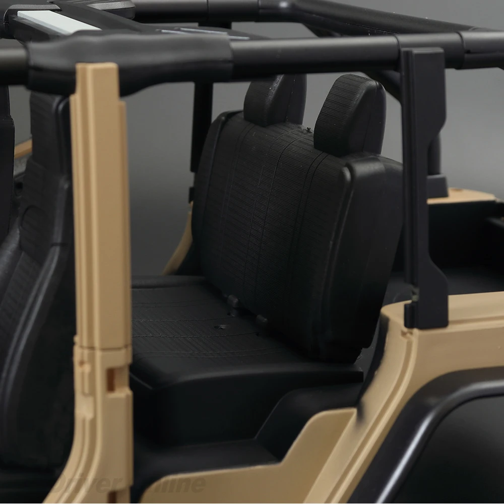 Vue de dessous révélant les roues motrices et le châssis renforcé de la voiture RC 4WD 2.4GHz tout terrain
