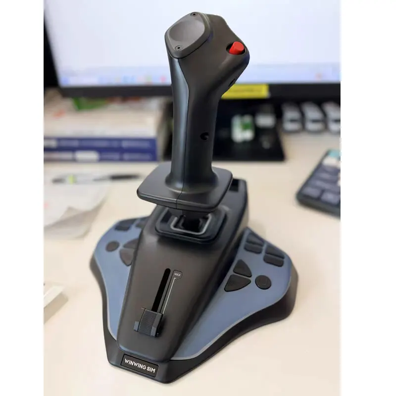 Gros plan sur les boutons du joystick simulateur de vol avec retour de vibration.