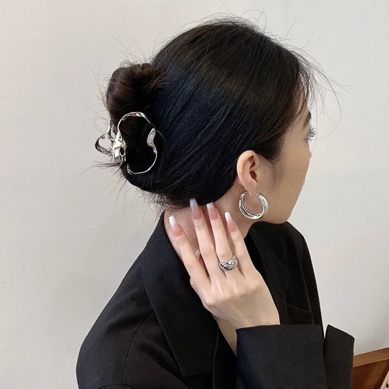 Ruoshui Woman Irregular Geometry Metal Hair Claw Crab Barrettes Hairgrip Simple Sense of Luxury Hair Clips Girls Hairpins