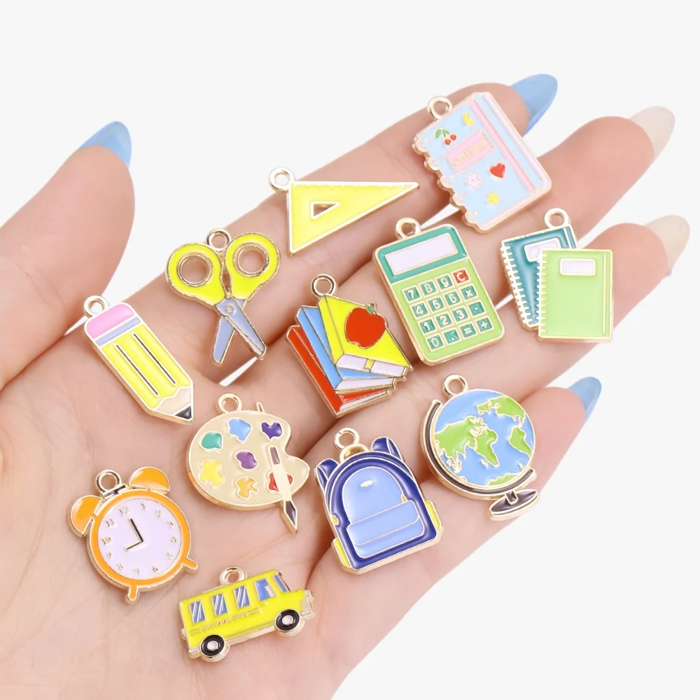 10 Stück Niedliche Emaille-Anhänger in Form von Büchern, Bleistiften, Linealen, Rucksäcken und Bussen für DIY-Schmuckherstellung, Schulbedarf, Ohrringe, Schlüsselanhänger und Schmuckgeschenke