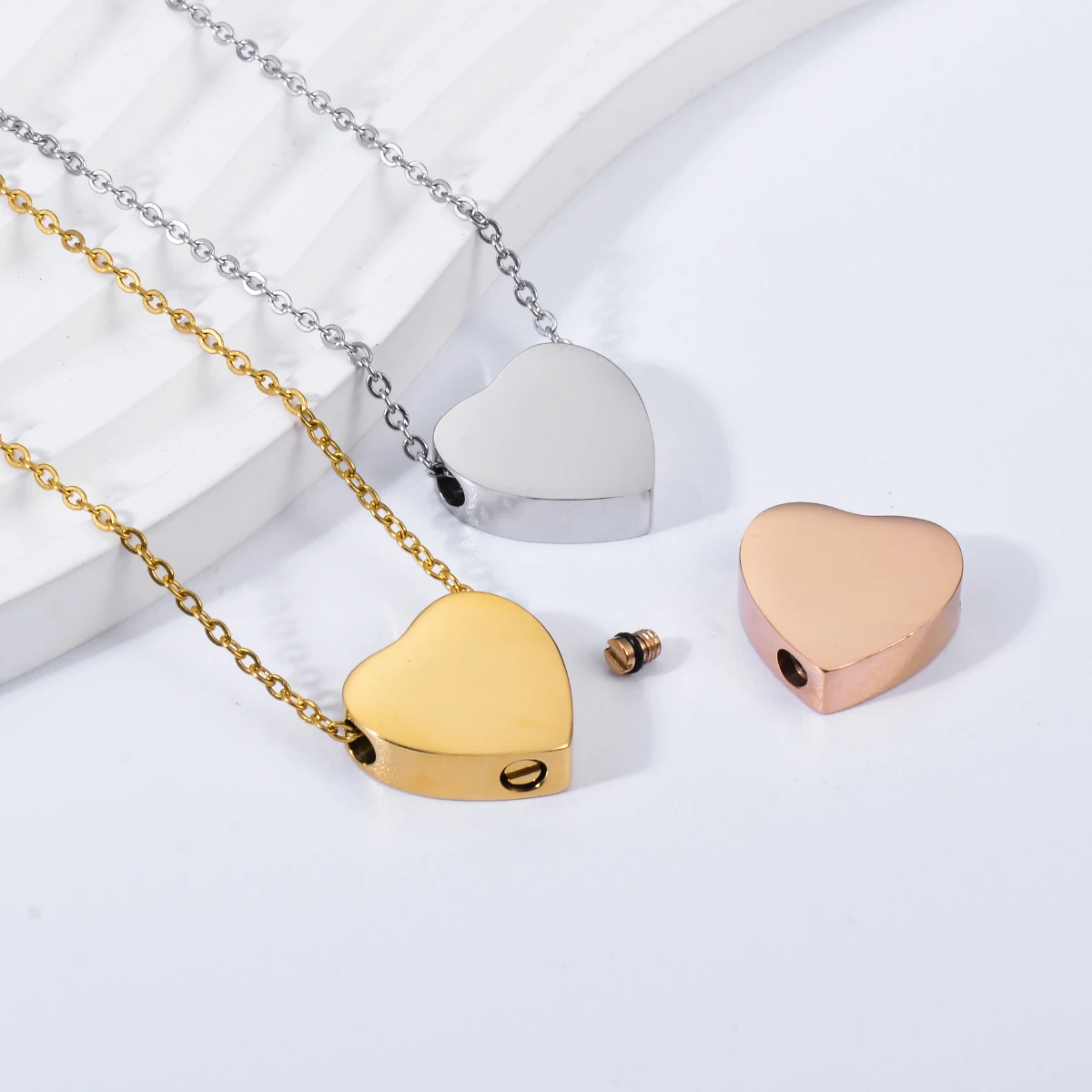 Collana con urna a forma di cuore di colibrì per le ceneri