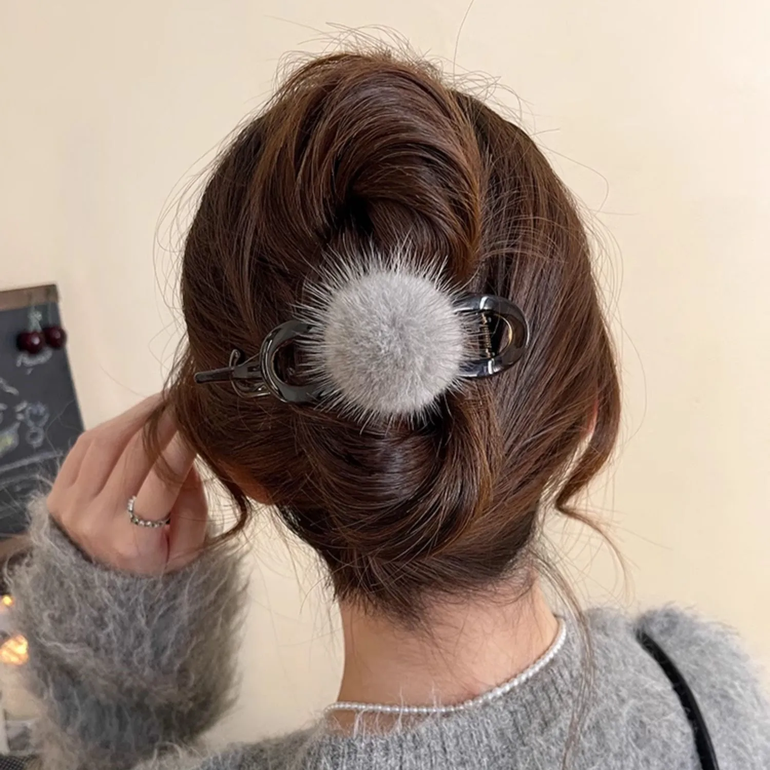 1PC Faux Fur Pom Pom Hair Clips, Soft Fluffy Hair Claws For Women, Minimalist Cute Hair Accessories, Trendy Winter Hair Decor