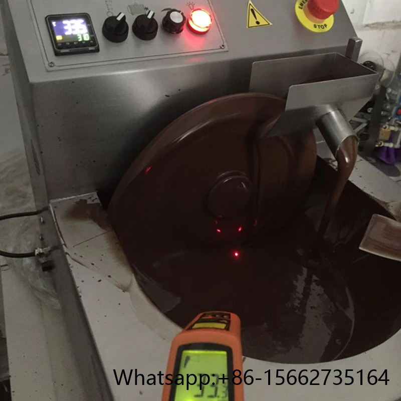 High Quality 8kg Chocolate Tempering Machine With Vibration Table 110v / 220v Chocolate Melter Combined With Vibrator