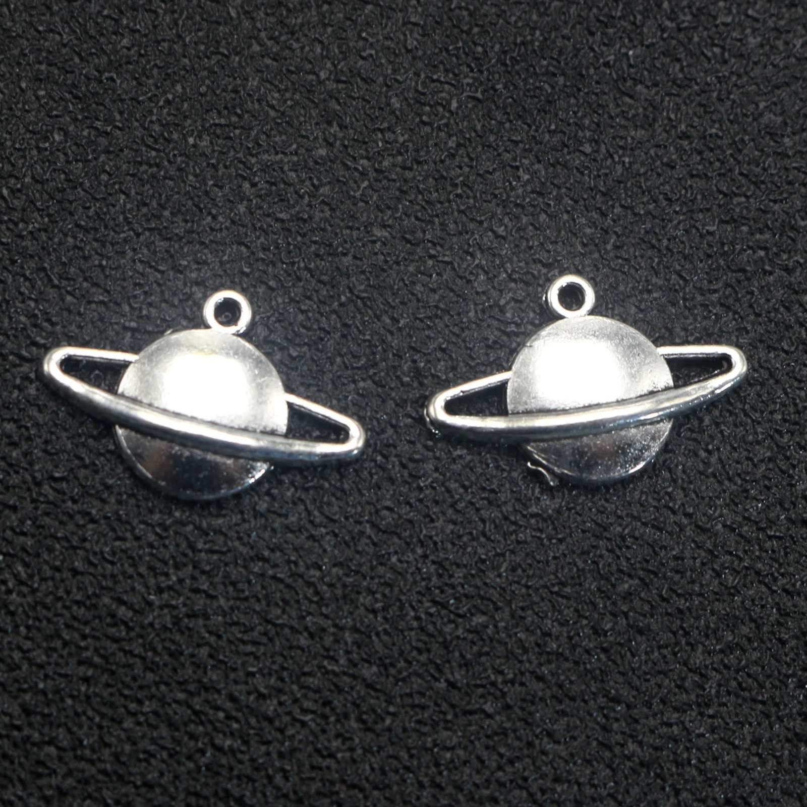 50 Tibet aleación planeta Saturno Cosmos espacio Charms colgante 20mm DIY pendiente