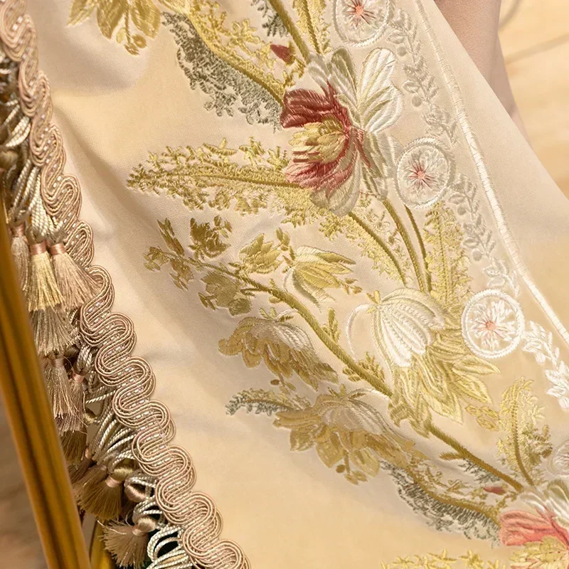 Рисунок 4 - Бархатные шторы розового цвета с вышивкой