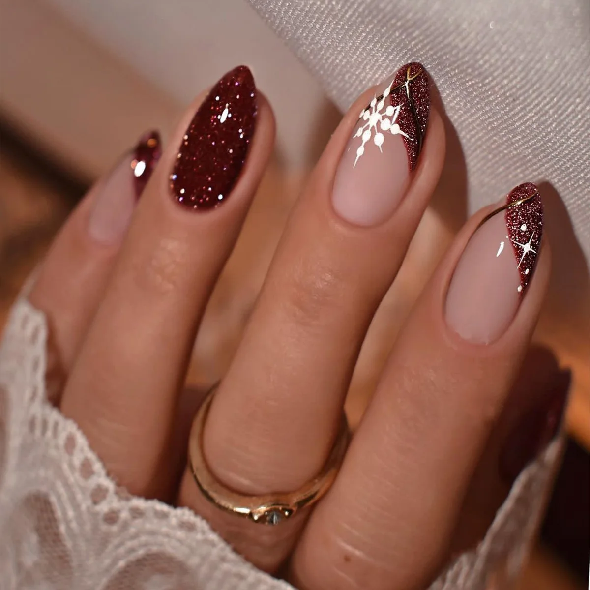 24개 크리스마스 눈송이 아몬드 모양 인조 손톱 아트 착용 가능한 글리터 레드 풀커버 네일 팁 스트라이프 디자인 프레스온 가짜 손톱