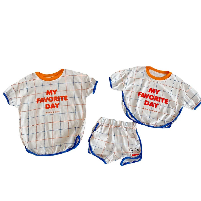 طقم مكون من شورت وتيشرت