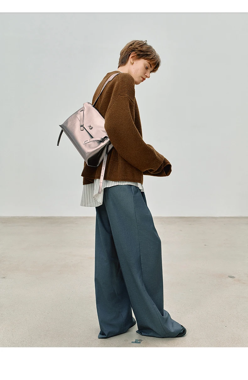 Split leather tote, lifestyle shot 3