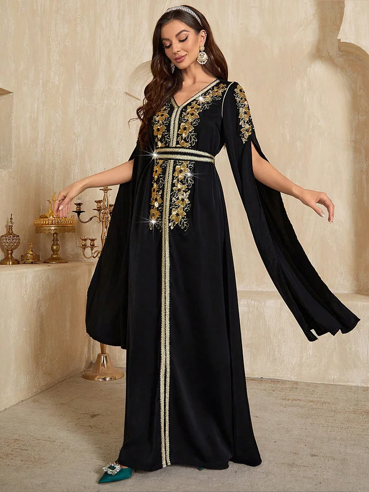 جلابية سوداء طويلة بتطريز فاخر وأكمام كاب