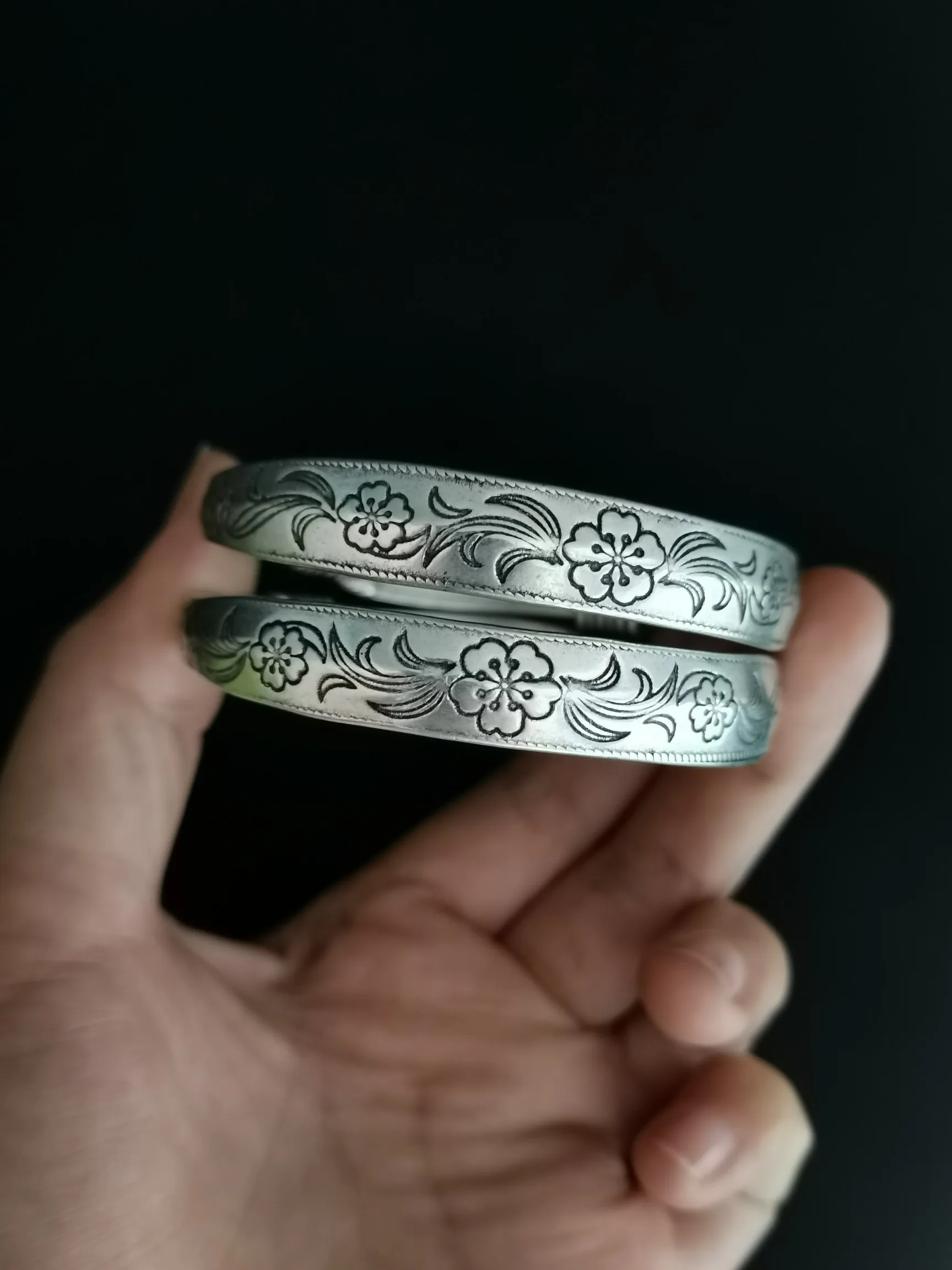 

1 Pair China Elaborate Tibetan Silver Lucky “Auspicious”Bracelet Metal Handicraft Decoration Home Decoration