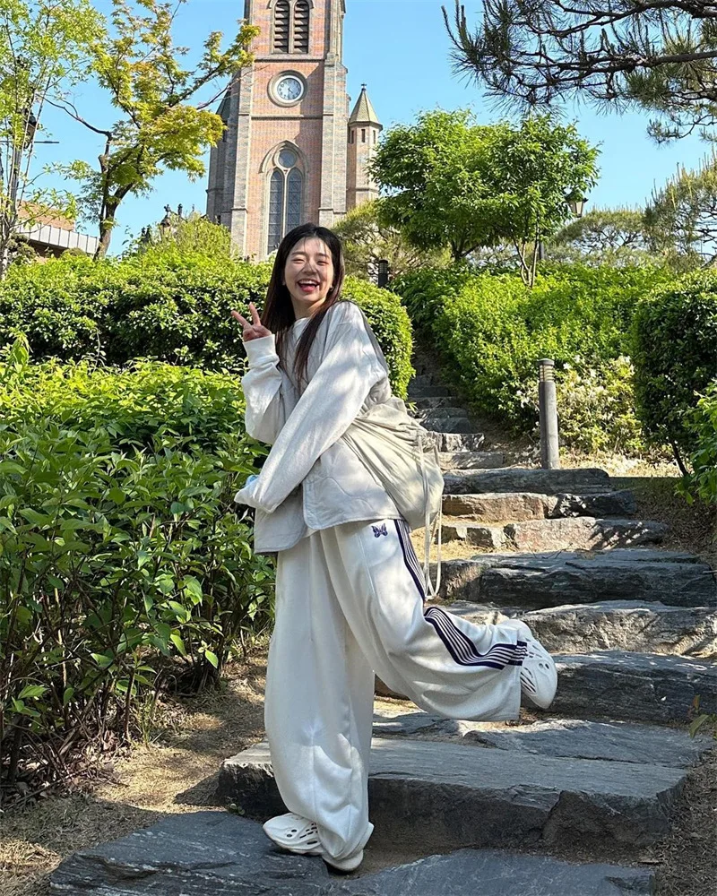 Description Picture 4 of item2024 Oversize White Wide Leg Pants Men Women Blue Embroidered Butterfly Pants Classic Knitted Edge Japan Harajuku Trousers