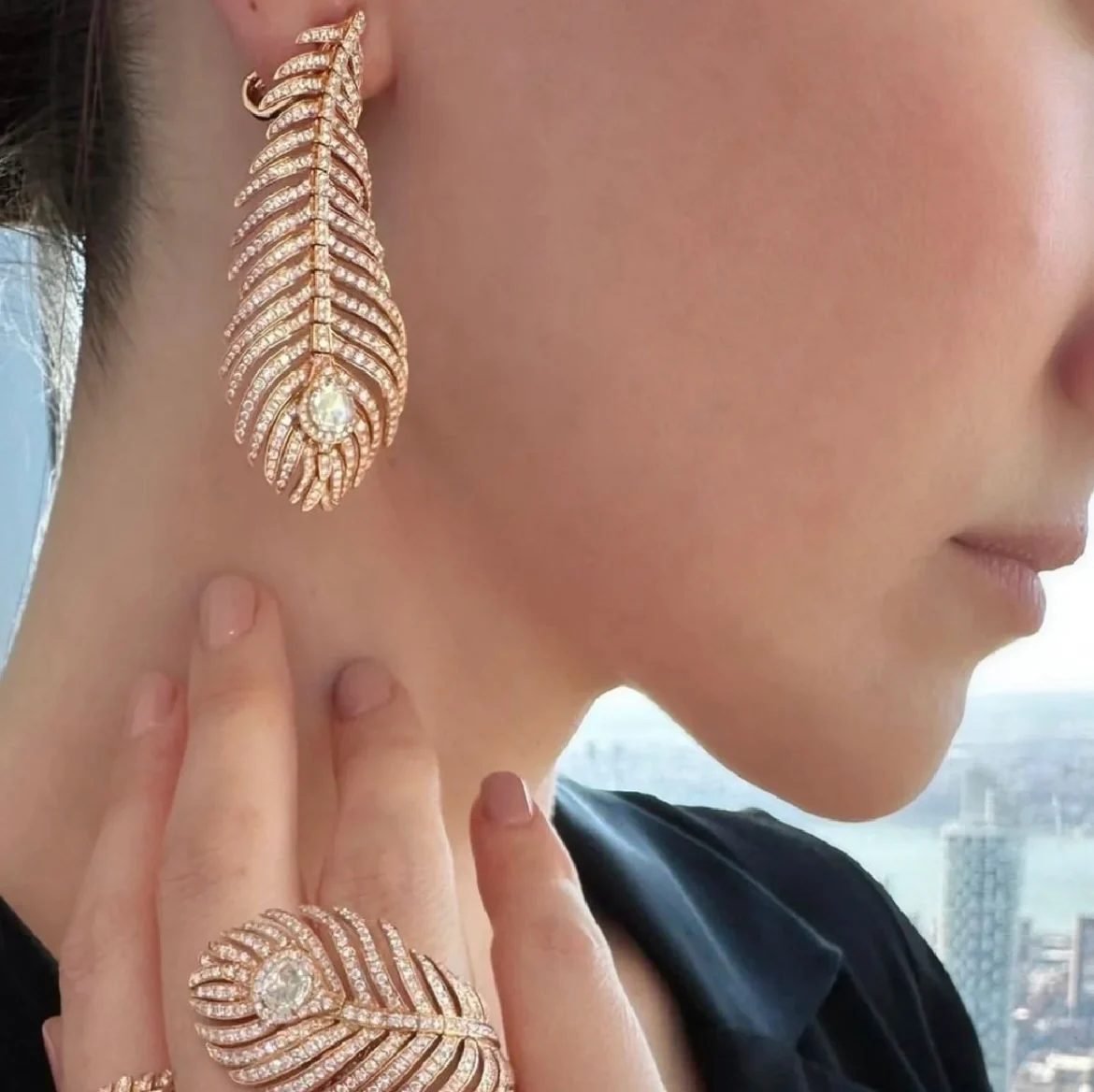 

New European and American V-gold material, fashion, high-quality feather ring earrings, female dinner party gift