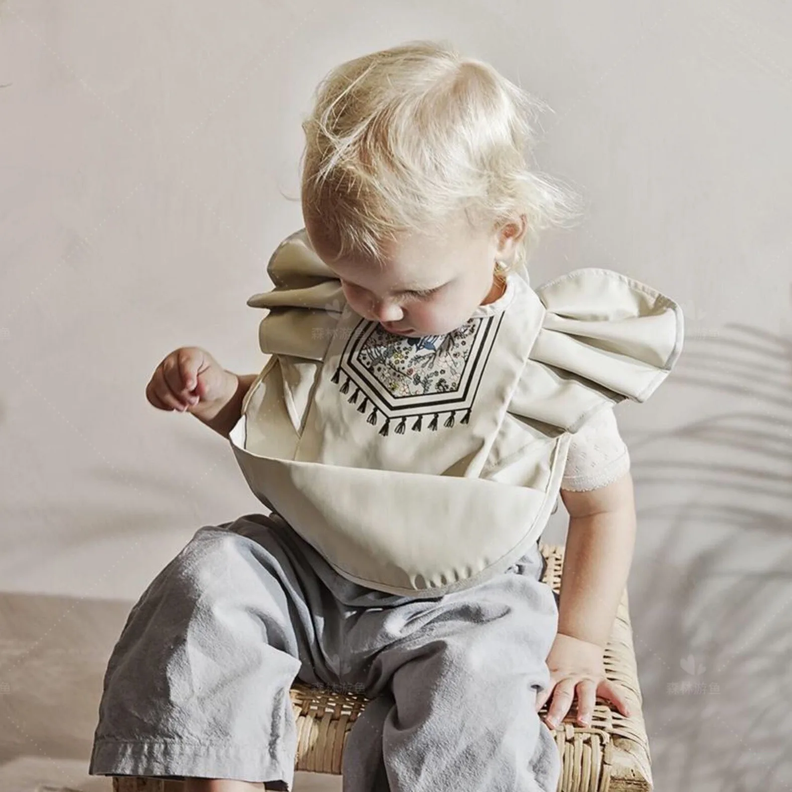 

INS Nordic Style Baby Bibs Waterproof Short Sleeve with Pocket Feeding Waterproof Bib Easy Clean Cute Elephant Bibs Soft PU