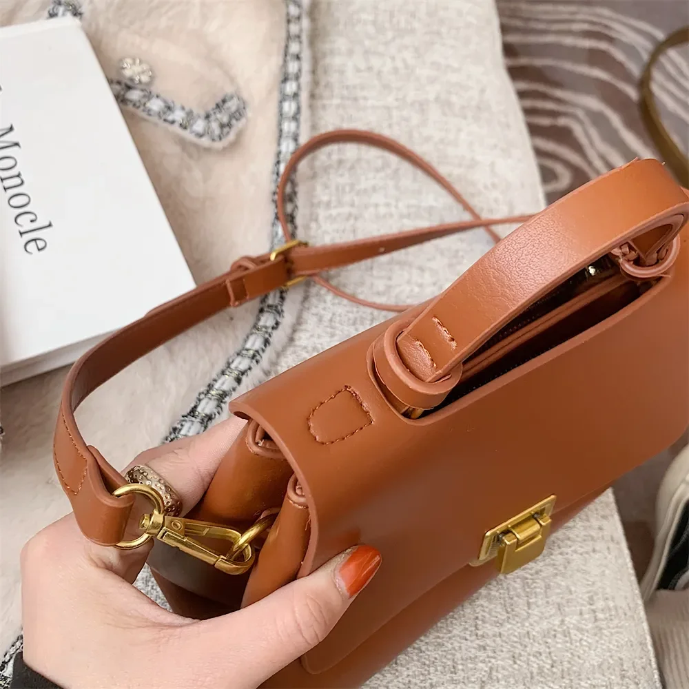 Retro-Handtaschen für Damen 2023, neue Designer-Umhängetasche, Klappenform, reine Farbe, Schulter-Umhängetaschen mit goldener Haspe_voghion.com