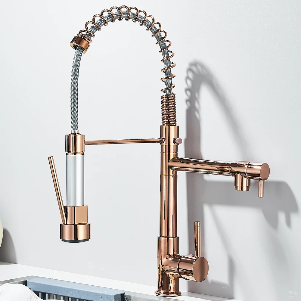 Rubinetto installato su un ampio lavandino da cucina per uso quotidiano