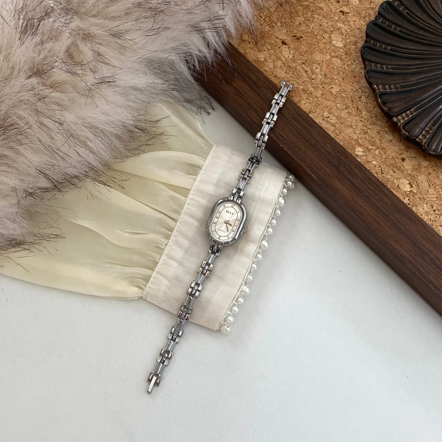 Quartz elegant woman’s thin bracelet watch XIMILI Women main image 2