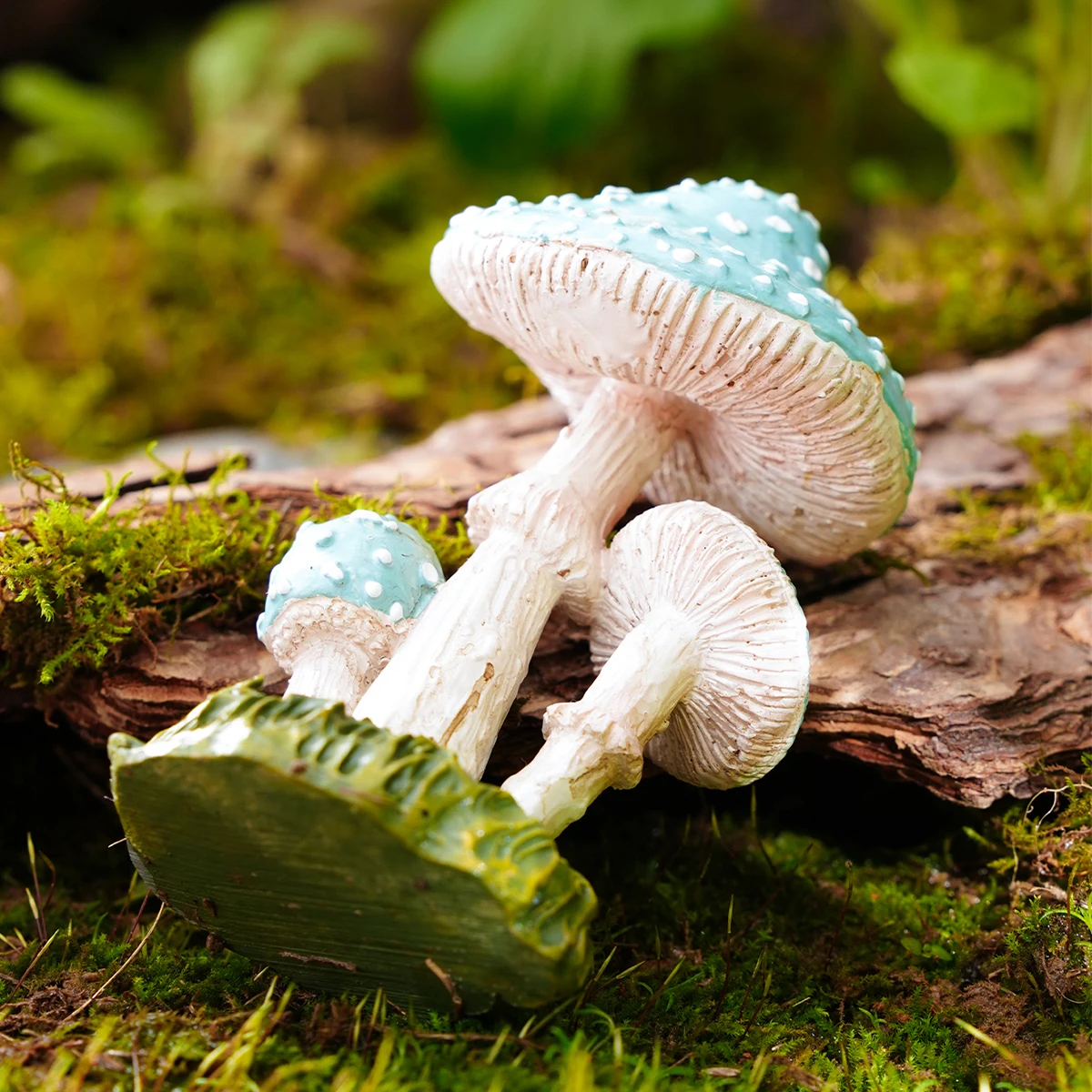 1PC, three-dimensional simulation of three small mushroom decorative ornaments, resin material garden decorative ornaments