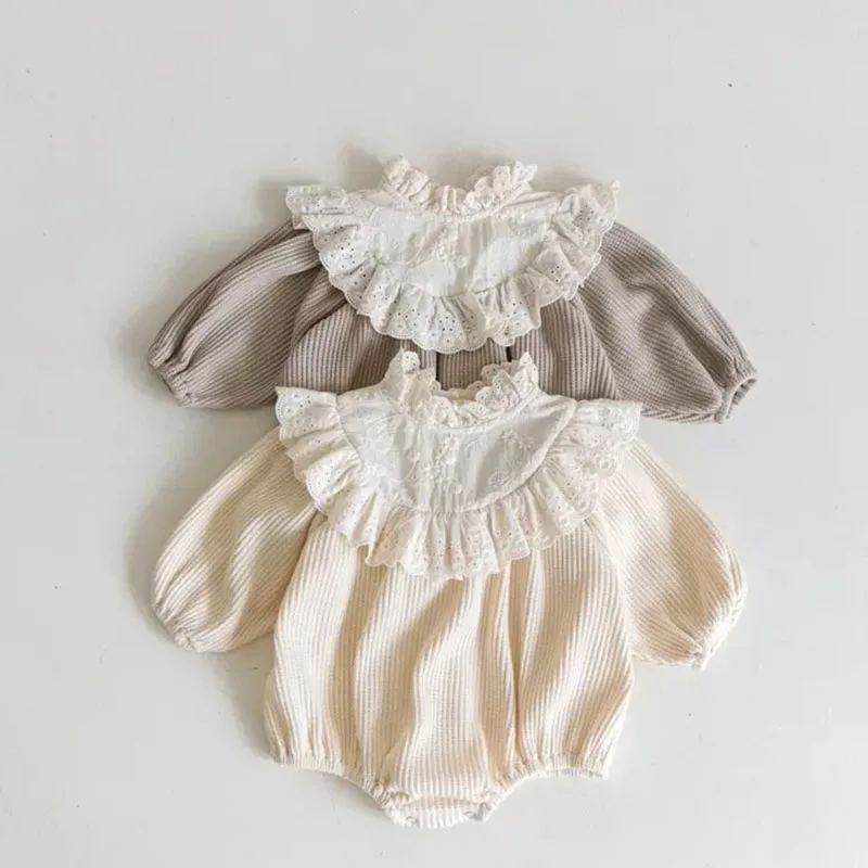 

LILIGIRL 2023 Autumn One Piece Lace Collar Baby Girls Waffle Clothes Long Sleeve Bodysuit Newborn Photography Baby Romper