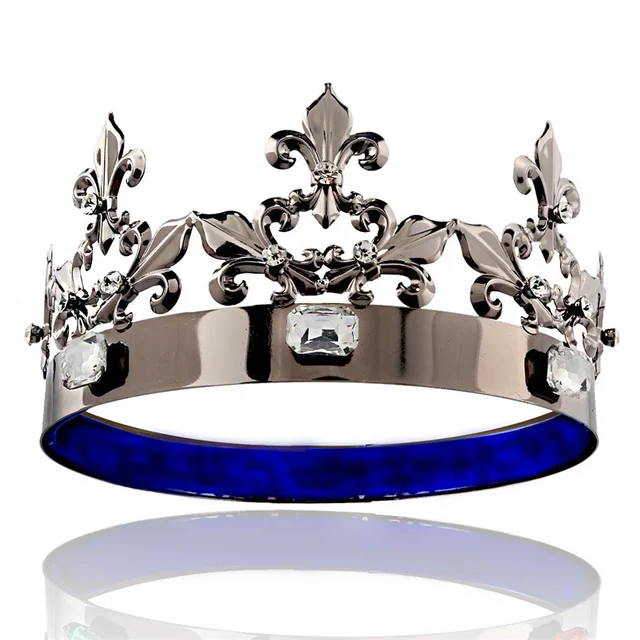 Une couronne faite en alliages de zinc, de couleur acier gris foncé, avec des cristaux translucides et l'intérieur recouvert en velours bleu pose sur fond blanc.