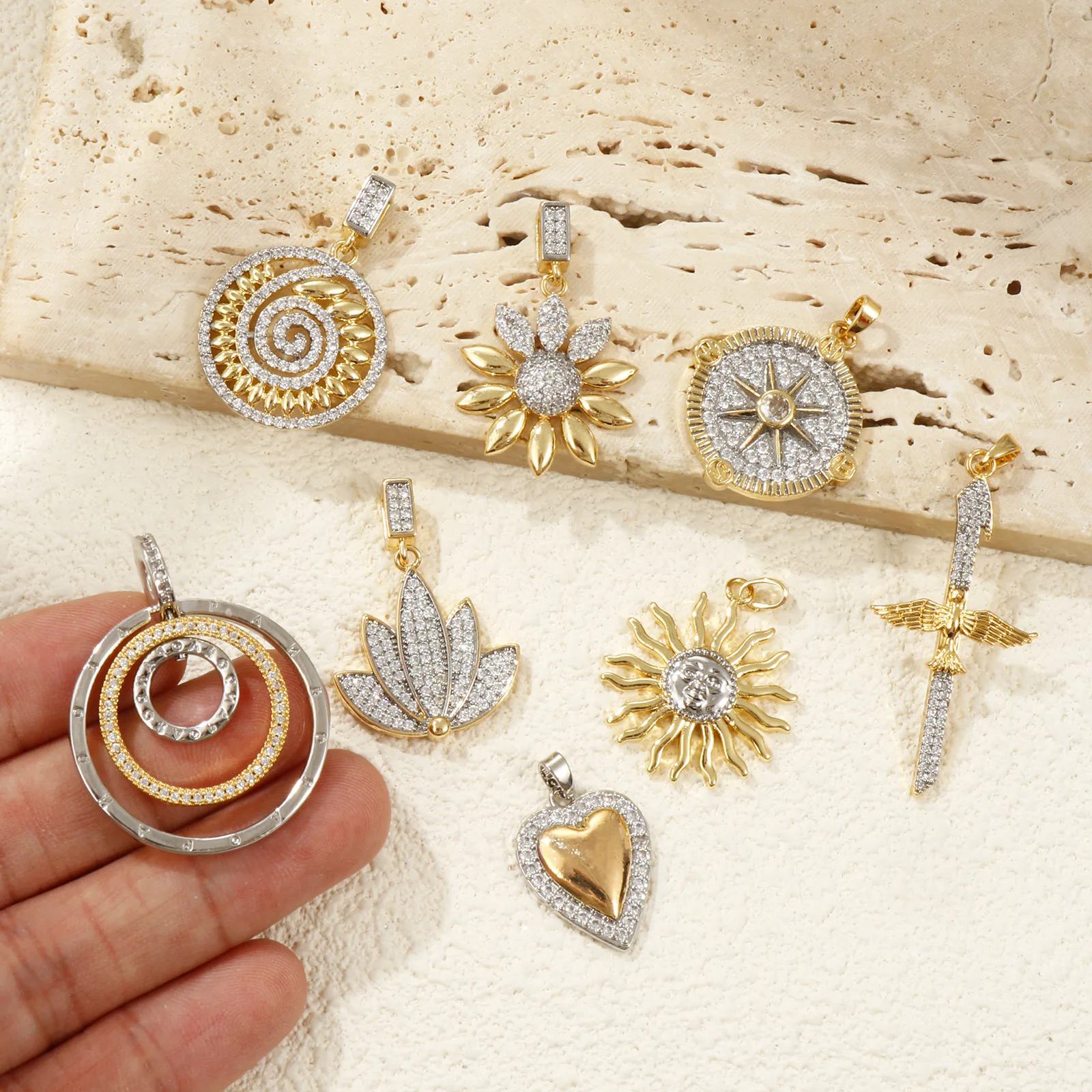 1 Stück Messinganhänger, 18 Karat vergoldet, Sonnenblumenstern, Mikropavé-Fassung mit klaren Zirkonia, zum Selbermachen von Halsketten und Schmuck_voghion.com