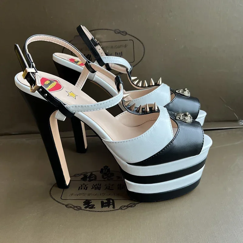 033Black White rivet