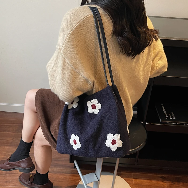 Women Plush Fabric Shoulder Bag Autumn Winter Handbag Fuzzy Tote Bag for Daily School Travel