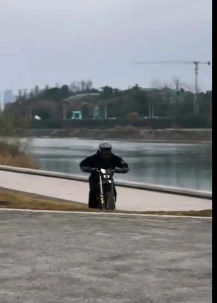 Электрический внедорожный велосипед Surron Ultra Bee 2025 с регенерирующим торможением Sur