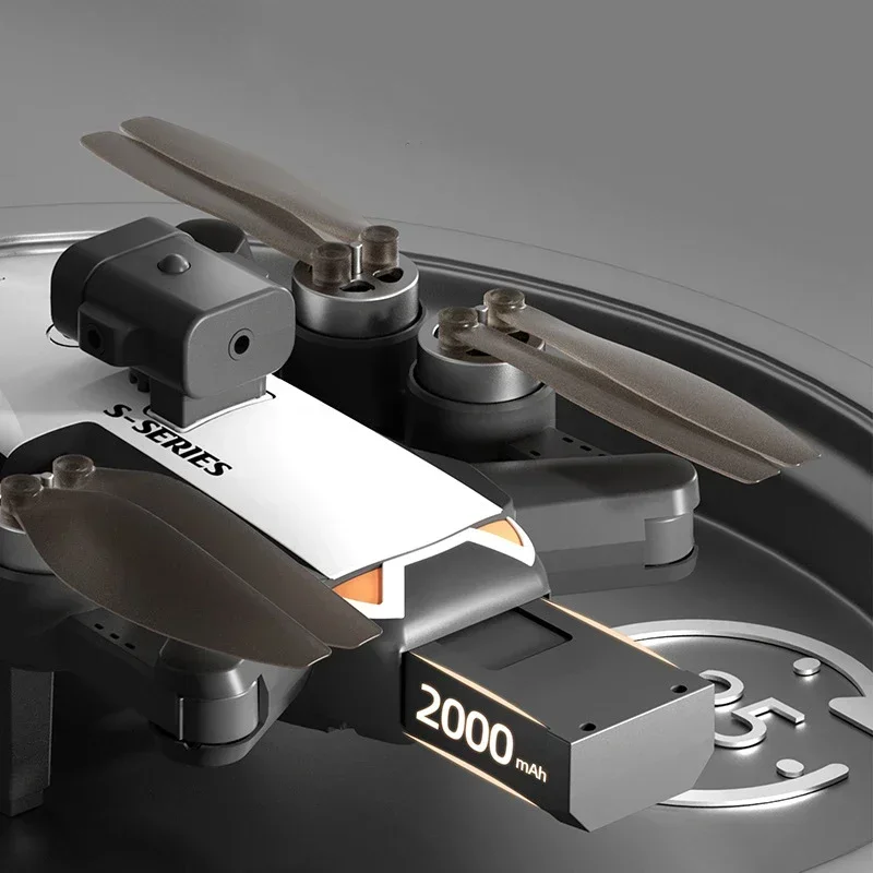 Batterie Drone Xiaomi S2S 2000mAh tenue en main, montrant son format compact et sa prise de charge.