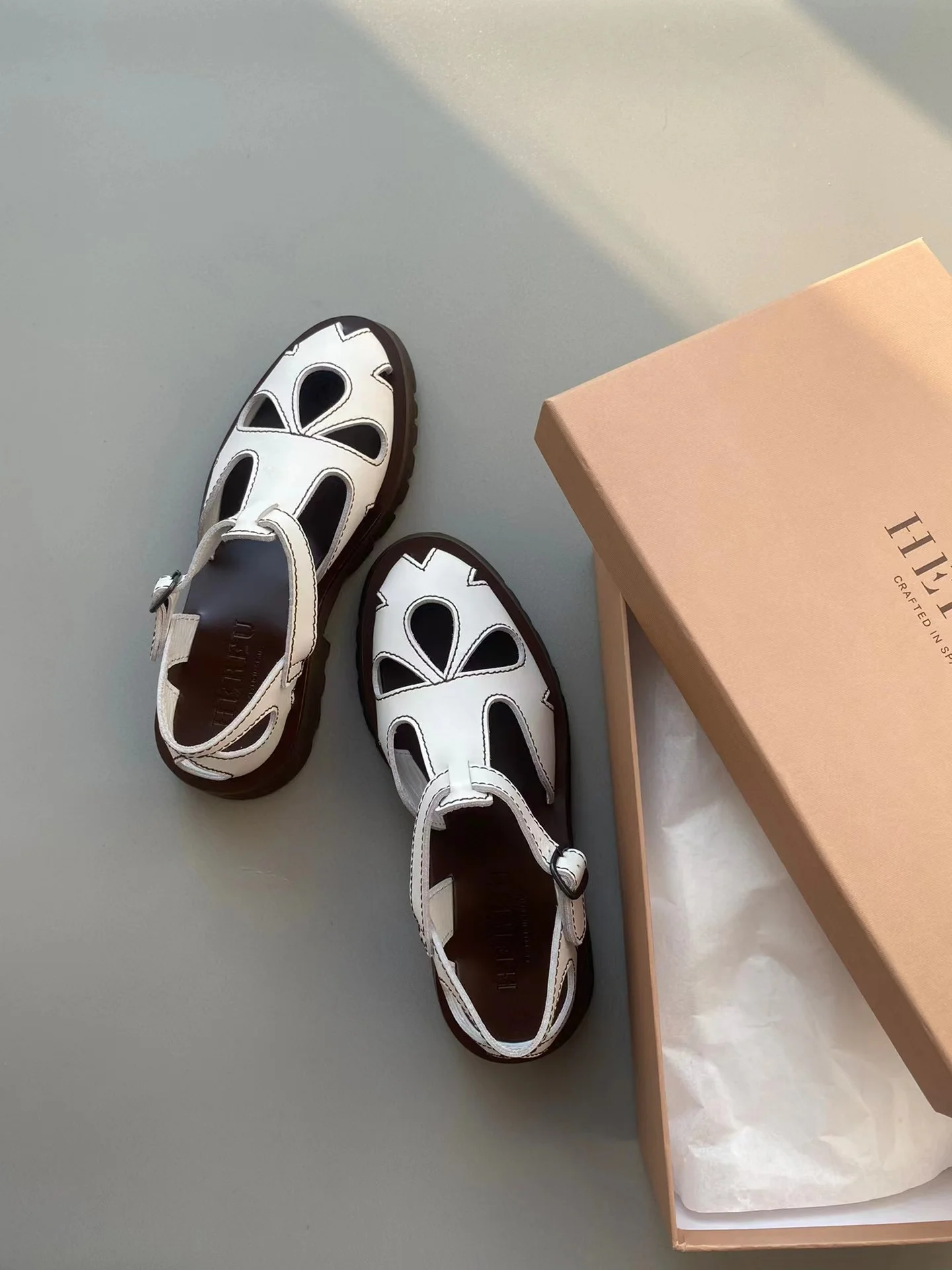 

HEREU 2022 The New Genuine Leather Baotou Roman Sandals Ladies Retro Hollow Woven Women Sandals