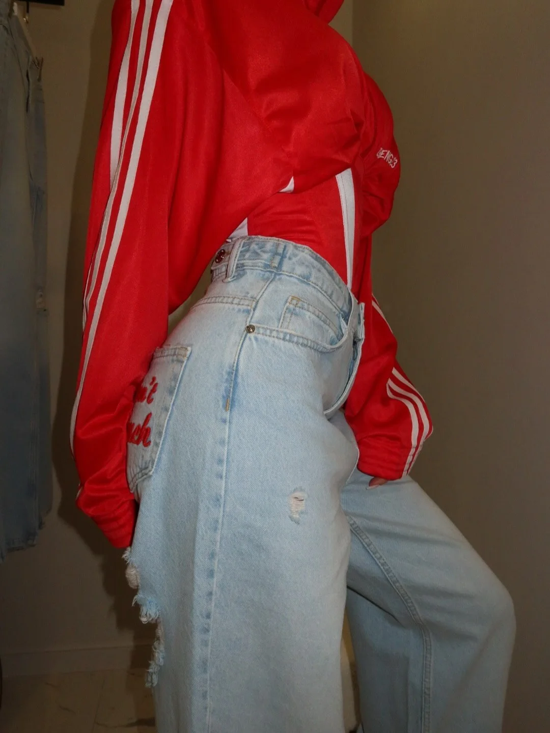 Y2K Streetwear Fashion Retro Light Wash Distressed Jeans Ripped Holes Red Letter Embroidery Back Pocket Loose Straight Leg Pants 4