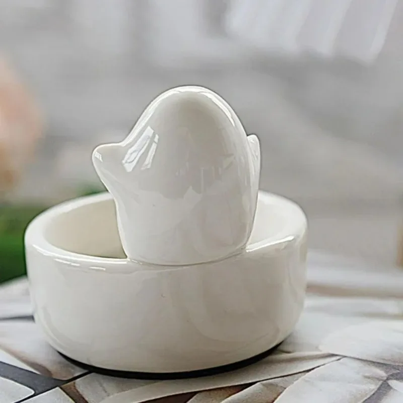 Ceramic Ghost Candle Holder for Halloween Decor Elegant Non-Slip Spooky Design for Bedroom Party and Tabletop Decoration