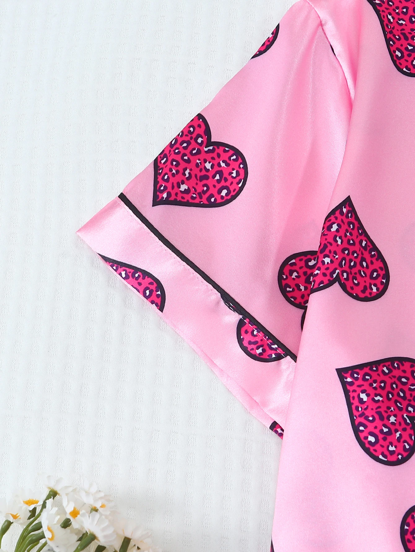 [Dia dos namorados] Pijama de cetim de 2 peças com estampa de coração, shorts de manga curta, pijama feminino, conjunto de loungewear adequado para uso doméstico 4