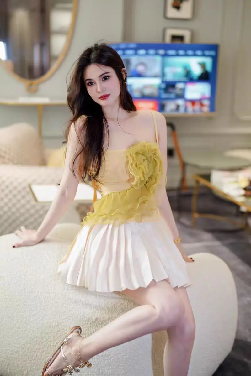 

Elegant retro three-dimensional flower ruffle edge gauze suspender top