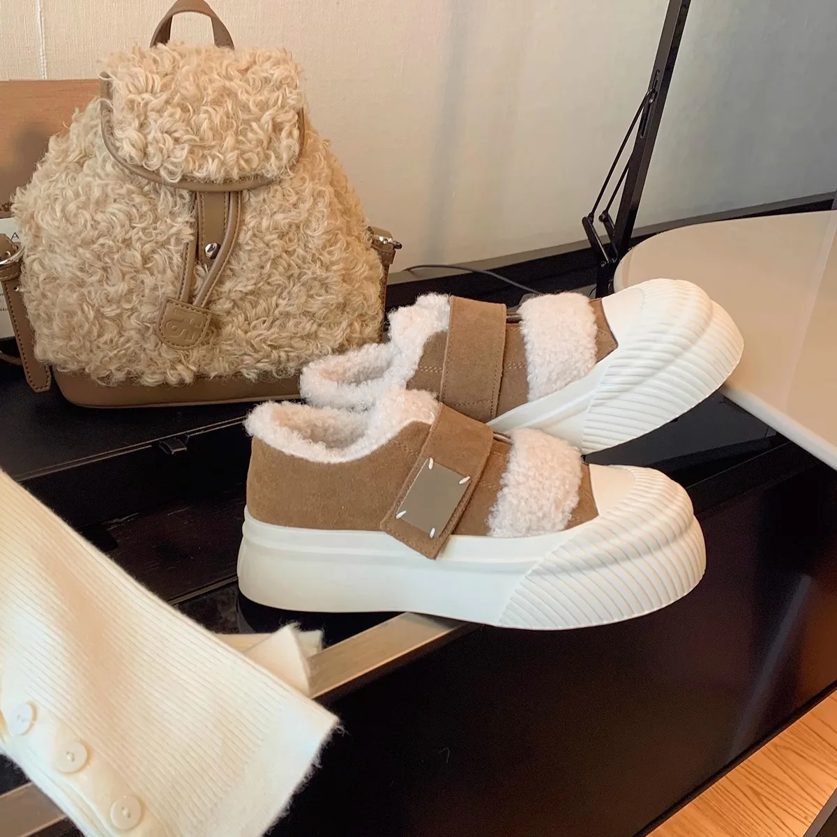 

2024 New Plush Shoes Women's Soft Leather Thick Sole Velcro Board Shoes with Velvet Insulation Spliced Casual Shoes