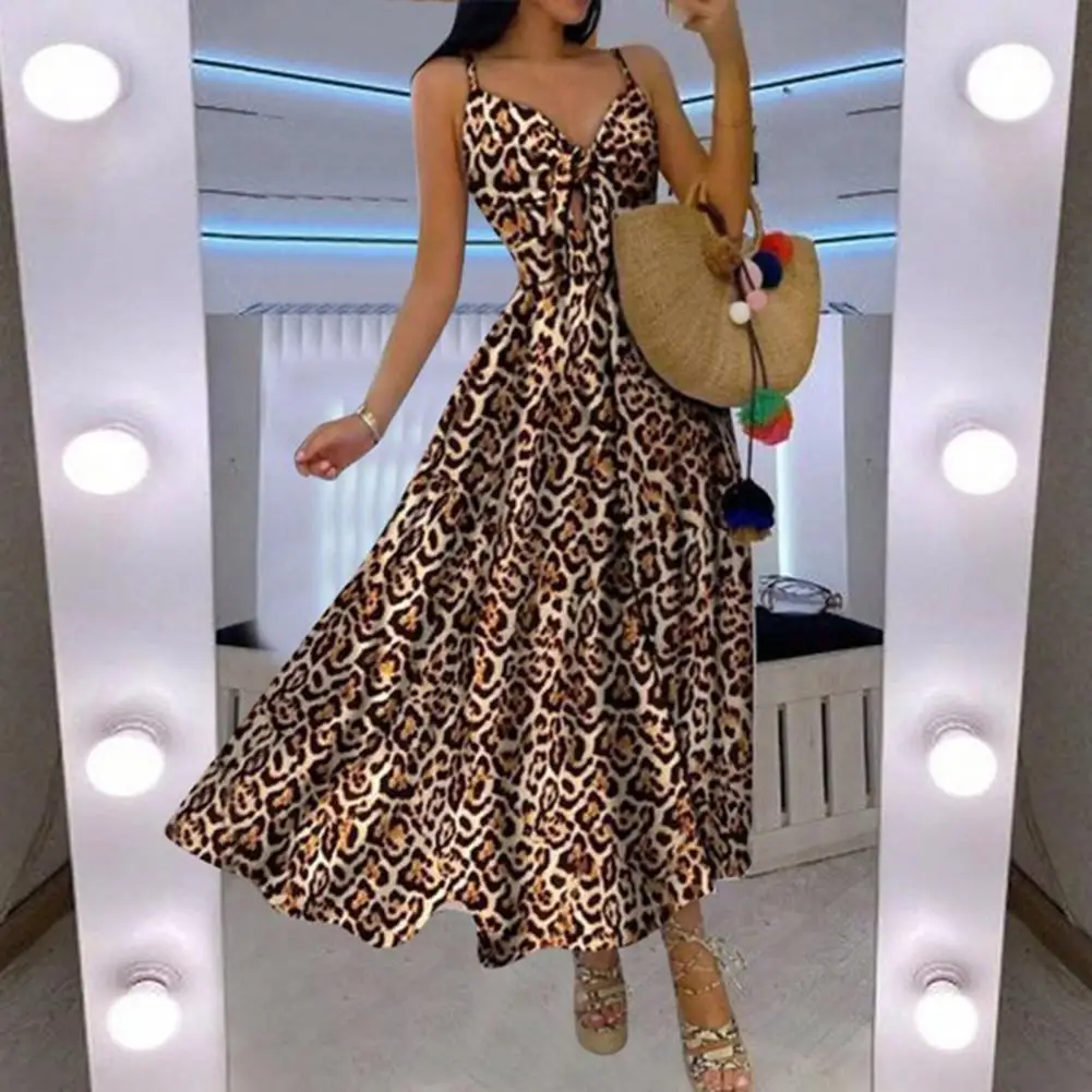 

Женское летнее платье с широким подолом и V-образным вырезом